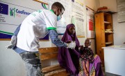 Hawa and her family had to leave their home and move to an IDP site near Mogadishu due to continuous drought. Hawa brought her malnourished daughter Sahra to Siinka Dheer Health Centre. Photo: Mustafa Saeed/Concern Worldwide