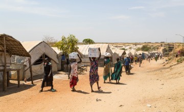 People heading home after a food distribution organized by Concern Worldwide in Juba's PoC. Photo: Steve De Neef / Concern Worldwide.