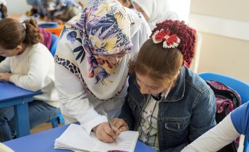 Hadice works with Rania, 10, to strengthen her Turkish skills in an Education Support Centre run by Concern’s local partner in Malatya Province. Photo: Concern Worldwide. 