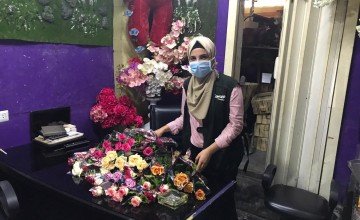 Sanaa Hussein, a member of Concern's shelter team, buying flowers to distribute alongside Concern’s Dignity and Shelter kits to support the local community affected by the Beirut blast. Photo: Pauline Coste / Concern Worldwide