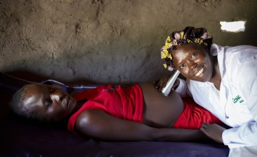 Concern midwife Rebekka is sees Chagawa (28), who is visiting for a check up. Photo: Abbie Trayler-Smith / Concern Worldwide