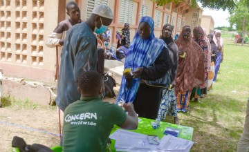 People signing for and receiving kits from the Concern team at Ramesim site. Photo: Jean-Paul Ouedraogo/Concern Worldwide