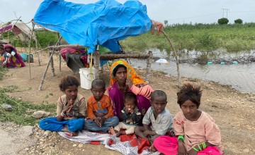 Pakistani people living outdoors due to flooding