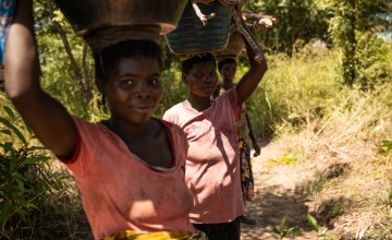 Women holding baskets of food on their heads in the DRC