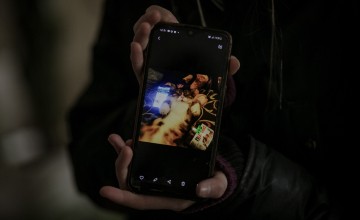Slava holds her phone with photo of her cat that she had to leave behind. Photo: Simona Supino/Concern Worldwide