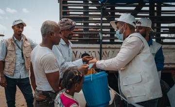 Displaced people at Al-Salam City IDP camp receive cholera/hygiene kits and containers provided by Concern. (Photo: Ammar Khalaf/Concern Worldwide)