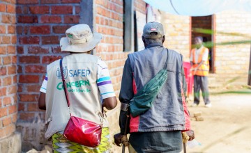Itotecho (65), arrives at Concern distribution site, Fizi territory, South Kivu province, eastern DRC. Photo: Rudy Kimvuidi /Mercy Corps