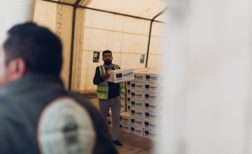 People receive hygiene kits at Khanke IDP site in Duhok. The kits contain shampoo, soap, detergent, nappies and pads for women. (Photo: George Henton/Concern Worldwide)