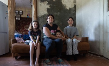 IDP Lesya* (33) with her three children in a house in Sumy Oblast, Ukraine, where they were allowed to stay after the death of the owner. (Photo: Mykhaylo Palinchak/Concern Worldwide)