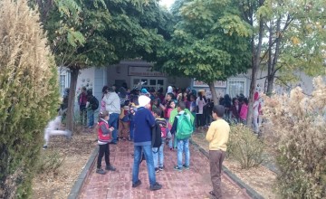 Children stand outside an education support centre for Syrian children supported by Concern in Turkey. Photo: Gökkuşağı Derneği