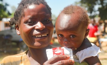 Dyness Banda with her daughter Loveness Patulani who received CMAM care in Malawi. Photo: Jennifer Nolan / Concern Worldwide.