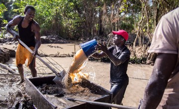 Artisinal miners search for diamonds near John Logan Town, Grand Bassa, Liberia. The discovery of diamonds has had a huge impact on the town, attracting thousands of people from all over West Africa. Photo taken by Kieran McConville/Concern Worldwide.