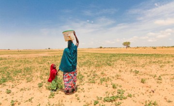 Halima Fbid (28) walks one and half hours to gather water each day with her daughter Lamchara (4). The well that is near their house is contaminated and the children get sick if they drink that water. Tahoua,Niger.Photo by Jennifer Nolan, 2016.