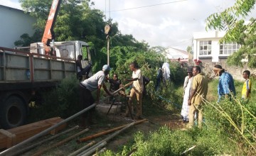 Eng madey and his team inserting pipelines in the borehole. Banadir Hospital, Mogadishu. Photo: Feysal Mohaumd/ Concern Worldwide.