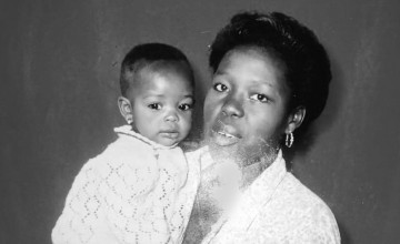Aline as a child with her mother Marie Ange