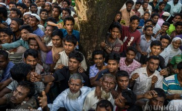 Newly arrived Rohingya refugees scramble for clothing being distributed from an aid truck in the Kutupalong Refugee Camp in Bangladesh. Photo: © UNHCR/Adam Dean.