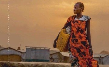 A woman walks to collect water early in the morning at a camp for IDPs in Bentiu, South Sudan, 2018. Photo: Welthungerhilfe/Stefanie Glinski.