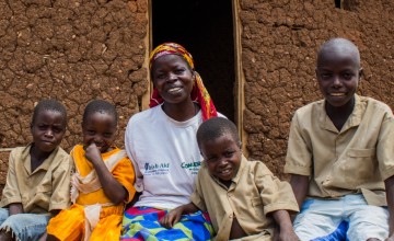 Beatrice Mukandagano, a beneficiary of the Graduation model programme in Kirundo province (Burundi) sitting with her 4 children beside the house she built herself in Bugabira commune. She also bought land to cultivate as a result of the programme.