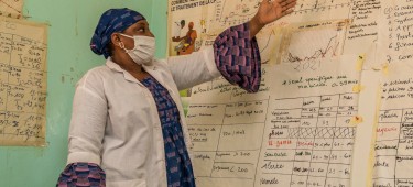 Rahila Paraizo, Head of Koweit Health Facility presents the CMAM Surge charts during a supervision session, Tahoua. Photo: Apsatou Bagaya/Concern Worldwide