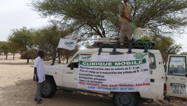 The Concern Health team arrive at Malmarie, a rural community in Lake Chad region. They set up the Mobile Health Clinic including a consultation room, to allow for privacy for visitors. The mobile unit offers services such as general consultations, a pharmacy and a malnutrition stand. Photo: Laurent De Ruyt / Concern Worldwide.