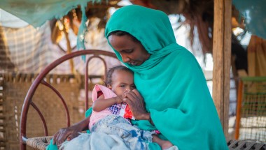 Malaz feeds her two-year-old Aida ready-to-use-therapeutic food at her home in Kassala State. During the mass mid-upper arm circumference (MUAC) screening and referral for children under five, Aida was confirmed severely malnourished. She was very weak and immediately referred to Al-Arab health facility for treatment. (Photo: Ahmed Elfatih Mohamdeen/UNICEF)
