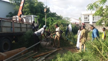 Eng madey and his team inserting pipelines in the borehole. Banadir Hospital, Mogadishu. Photo: Feysal Mohaumd/ Concern Worldwide.