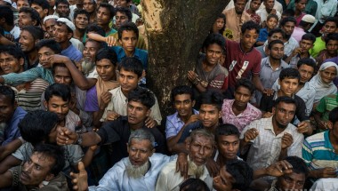Newly arrived Rohingya refugees scramble for clothing being distributed from an aid truck in the Kutupalong Refugee Camp in Bangladesh. Photo: © UNHCR/Adam Dean.