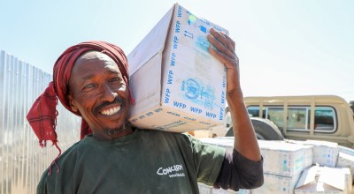Abdi Mohamedd Mahmud unloading a truck. Photo: Jennifer Nolan / Concern Worldwide.