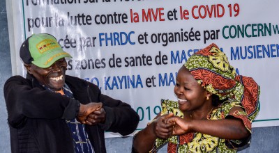 A Concern agent in Democratic Republic of Congo shows health care workers the important steps in hand-washing. Photo: Concern Worldwide/Esdras Tsongo