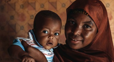 Aminata Abdoulaye (20) and her son Hassane (9 months). Photo: Ollivier Girard / Concern Worldwide