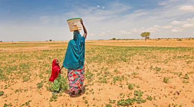 A Nigerien woman and her daughter walk to fetch water