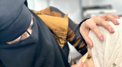 Livelihoods graduate Hasa* applies makeup at her salon in Syria