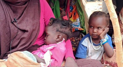 Nadia* holding her child Fiza* at Adré, in eastern Chad. She is among the 30,000 people who have crossed from Sudan to flee fighting there. (*Names changed for security reasons).  Photo: Majd Holbi/Concern Worldwide