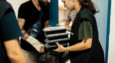 Volunteers with Lebanese charity Nusaned bringing meals to families displaced by shelling along the south Lebanon border. Concern has partnered with Nusaned.jpg