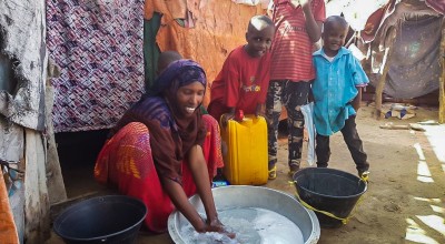 Maryam and her family washing clothes in a camp for IDPs in Somalia. Photo: Ifrah Abdi Hussein / Concern Worldwide.