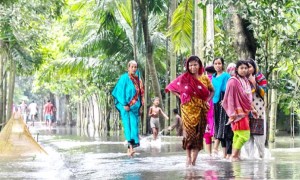 Rising water level in the community during monsoon flood, Bangladesh, 2022. Photo: Practical Action.