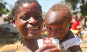 Dyness Banda with her daughter Loveness Patulani who received CMAM care in Malawi. Photo: Jennifer Nolan / Concern Worldwide.
