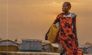 A woman walks to collect water early in the morning at a camp for IDPs in Bentiu, South Sudan, 2018. Photo: Welthungerhilfe/Stefanie Glinski.
